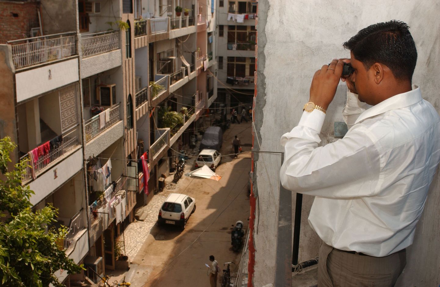 Eradetektiiv Sanjay Singh hoiab silma peal ühel New Delhis asuval korteril.