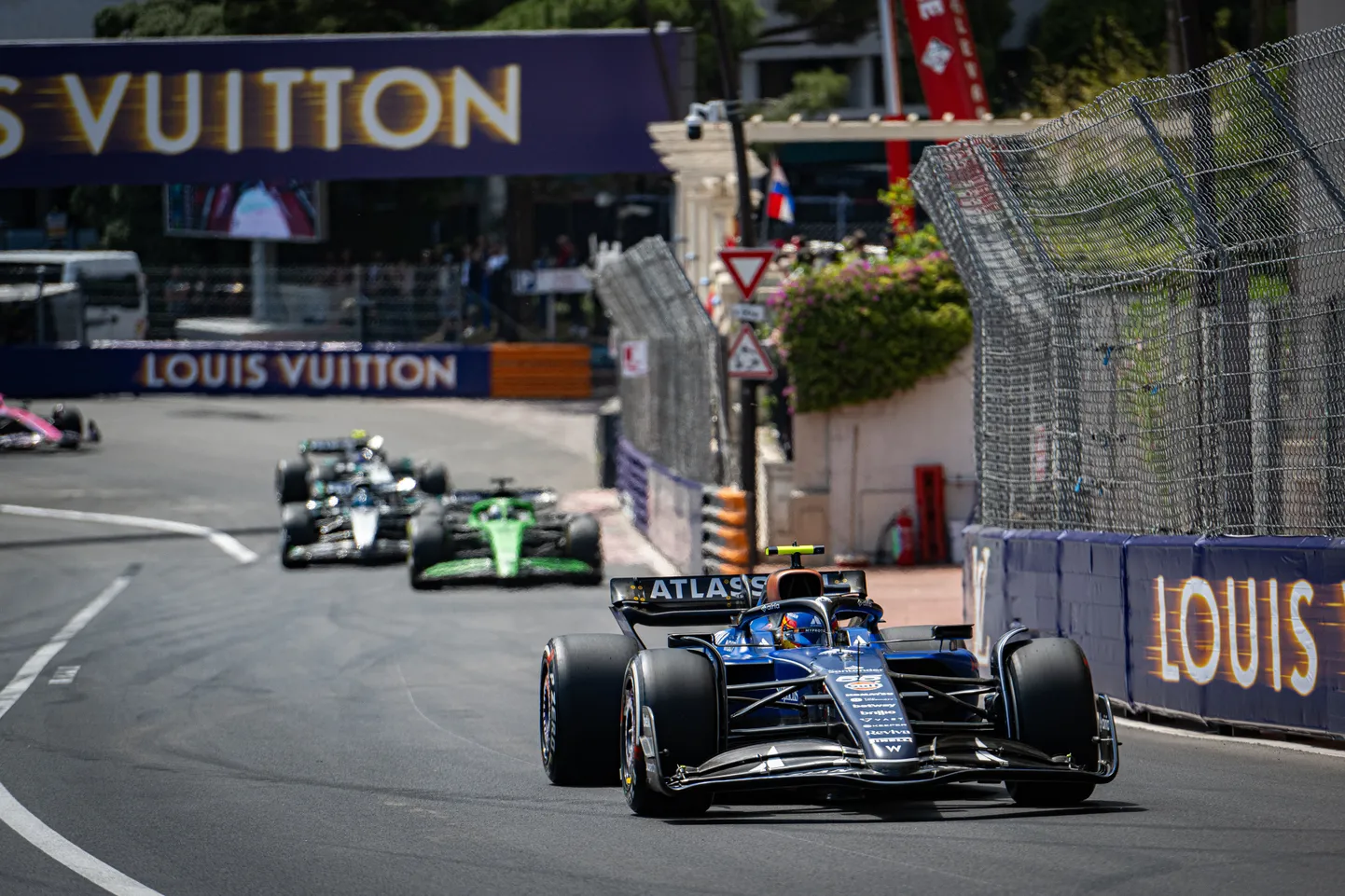 Monaco ringrajal pole võimalik teha möödasõite, sest autod on suured ja tänavad kitsad.