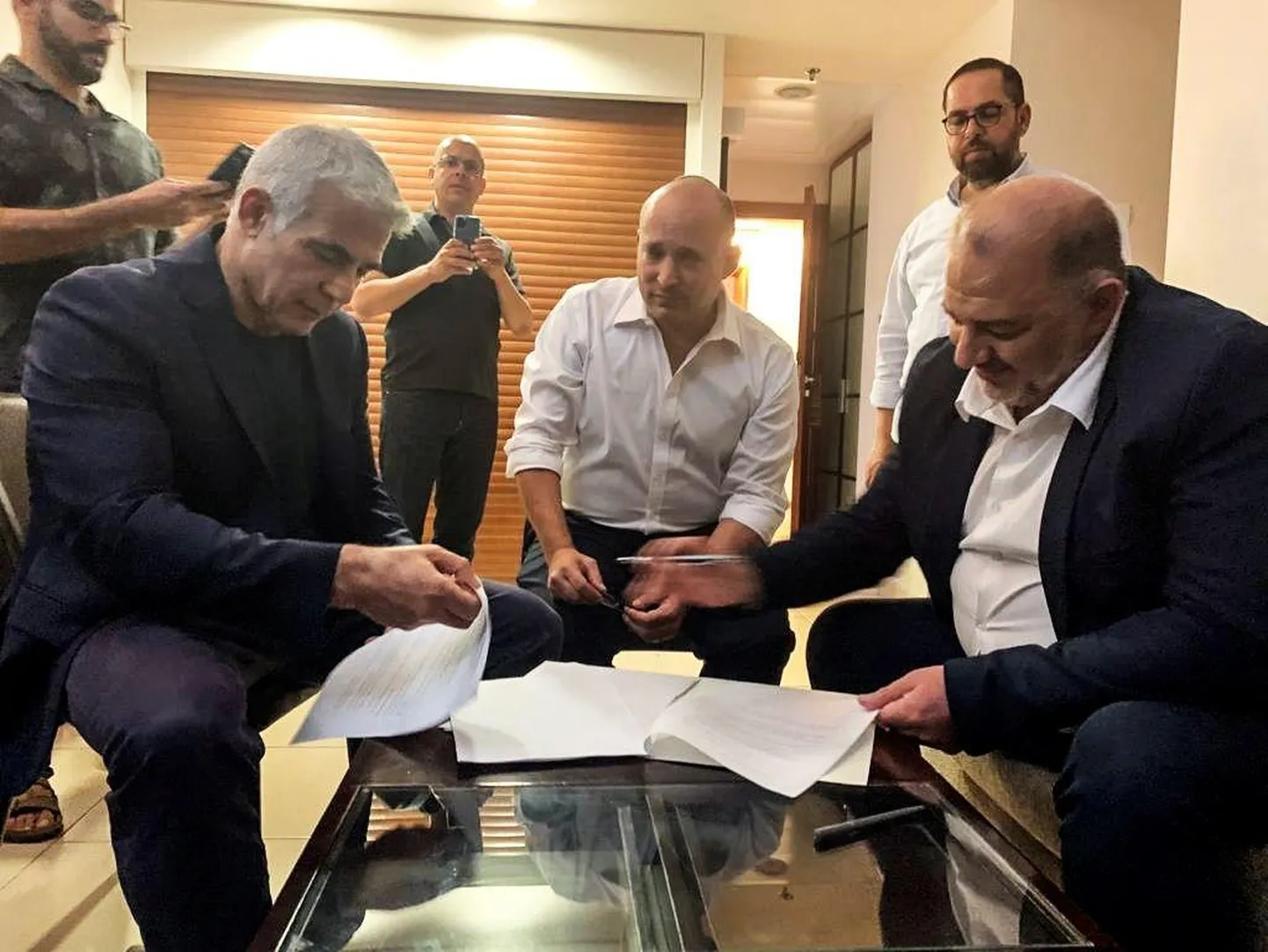 Neid mehi tavaliselt ühe laua taga ei näe. Koalitsiooni moodustamise juures on araablaste erakonna Ra’am juht Mansour Abbas (paremal), paremrahvusliku Yamina liider Naftali Bennett ja tsentristliku Yesh Atidi erakonna juht Yair Lapid.