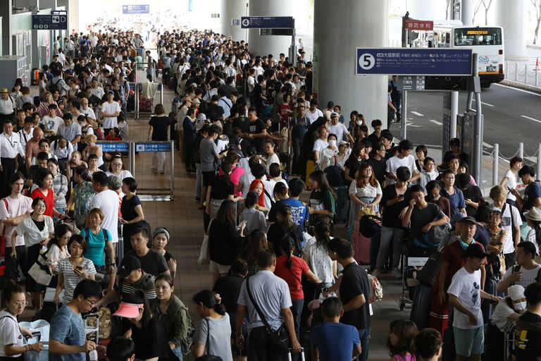 Kansai rahvusvahelisse lennujaama orkaani tõttu lõksu jäänud reisijad