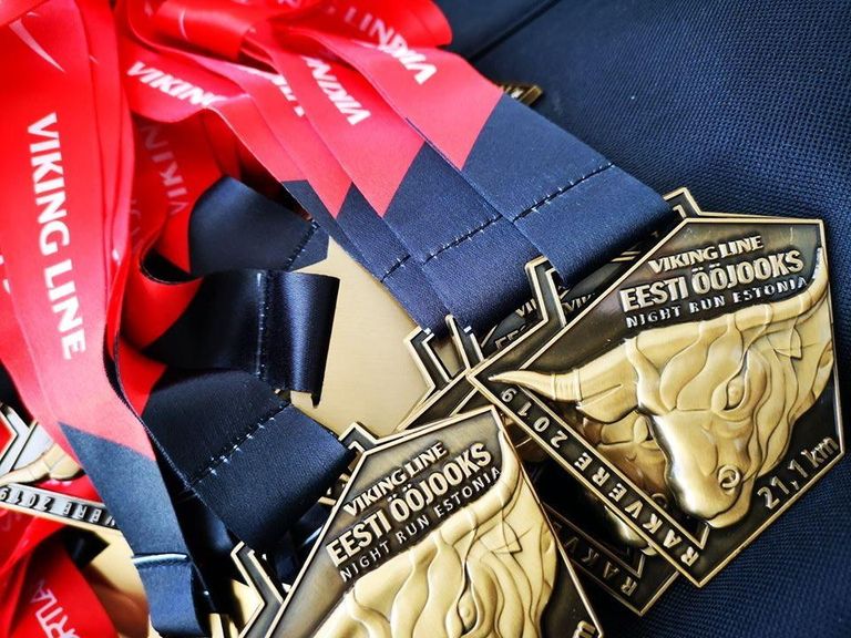 Viking Line Eesti ööjooksu poolmaratoni medalid.