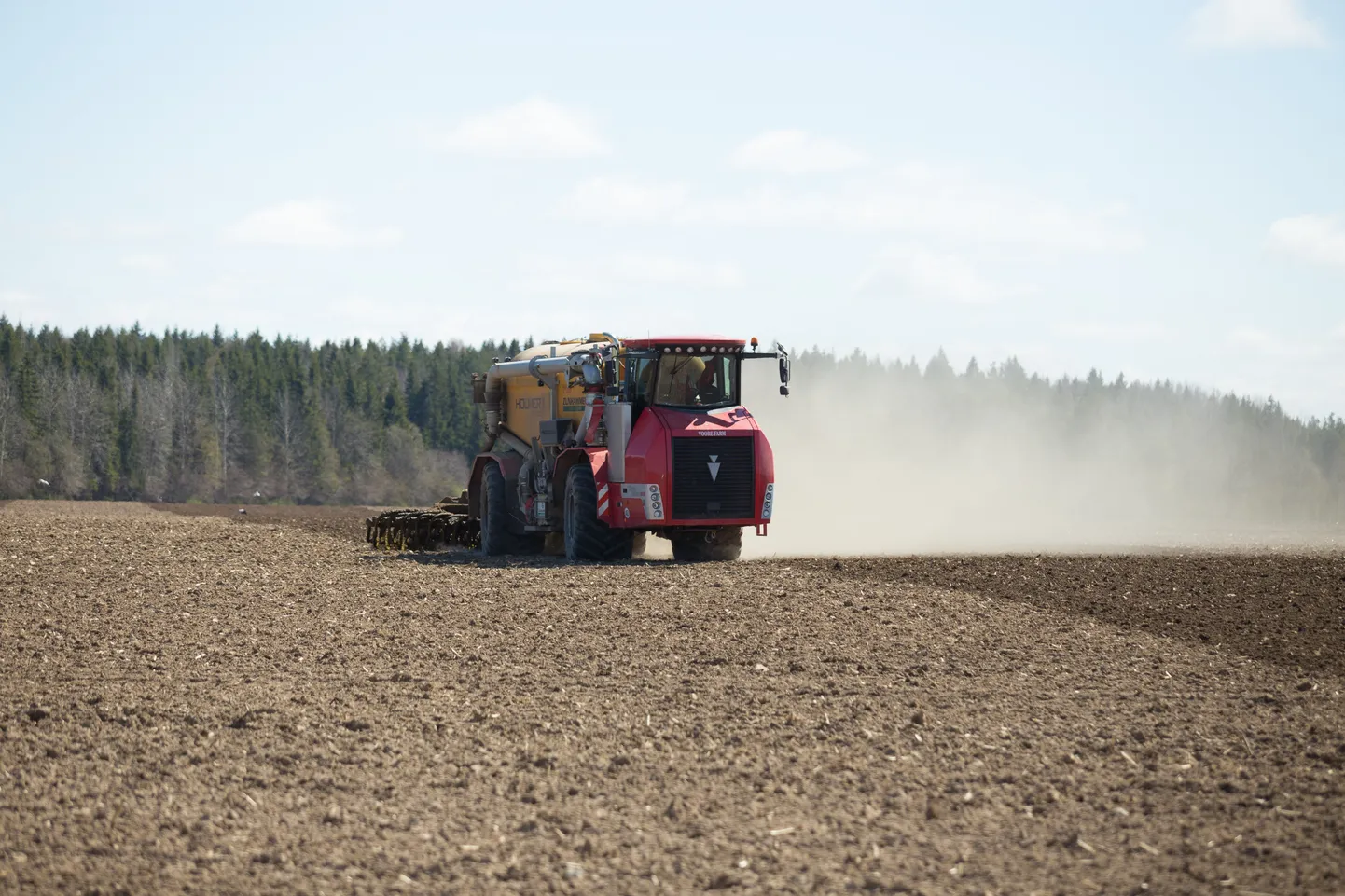 Lupjamist vajavad mullad, mille pH jääb alla 6,5. Enamik taimeliike annab maksimaalse võimaliku saagi mulla neutraalse või sellele lähedase mullareaktsiooni juures. 
Kui varem kasutati ainult tolmjaid lubiväetisi (tolmpõlevkivituhk, klinkritolm), siis praegu on lubiväetiste valik laiem ja omadustelt mitmekesisem. Kuna igal lubjaliigil on lisaväärtus mõne taimetoiteelemendi (magneesium, kaalium, väävel) osas, siis parima tulemuse annab nende kombineerimine.