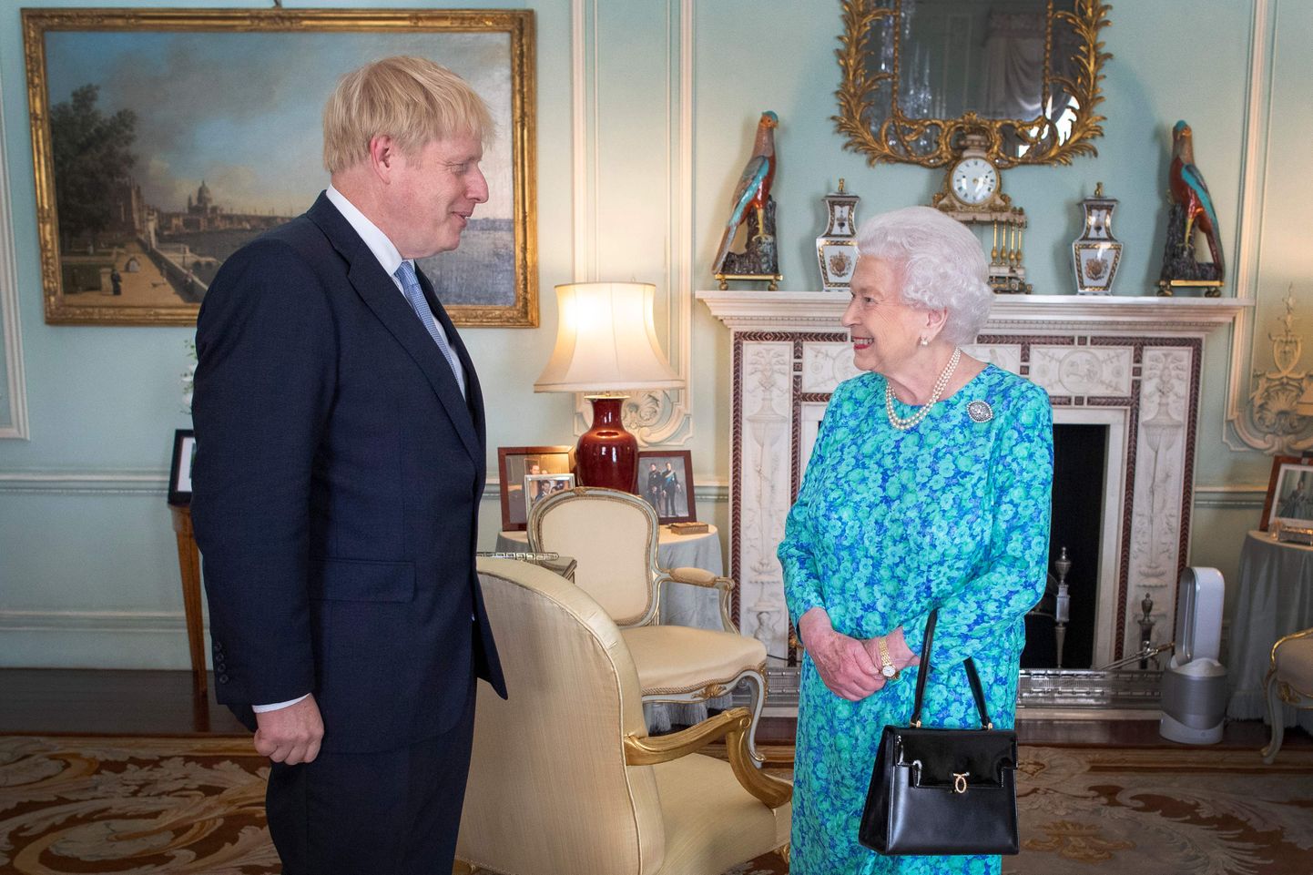 Lielbritānijas jaunievēlētais premjerministrs Boriss Džonsons un karaliene Elizabete II.