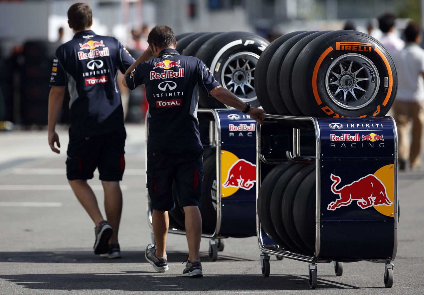 Red Bulli meeskonna liikmed Pirelli rehve transportimas.