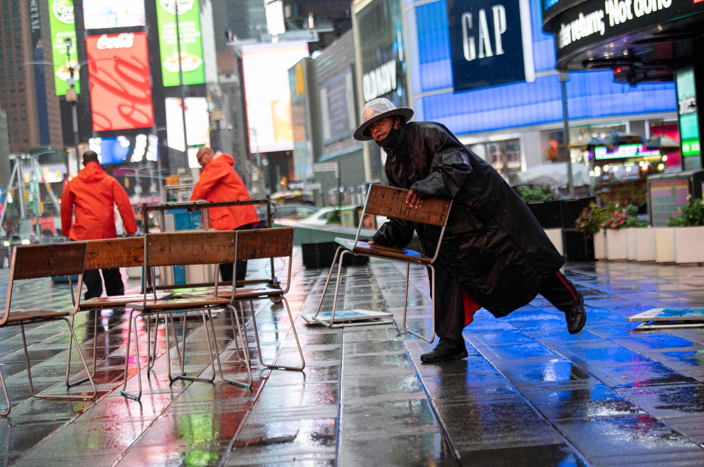 Töötajad eemaldavad toolid New Yorgis Times Square'ilt enne tormi. 22.august, 2021