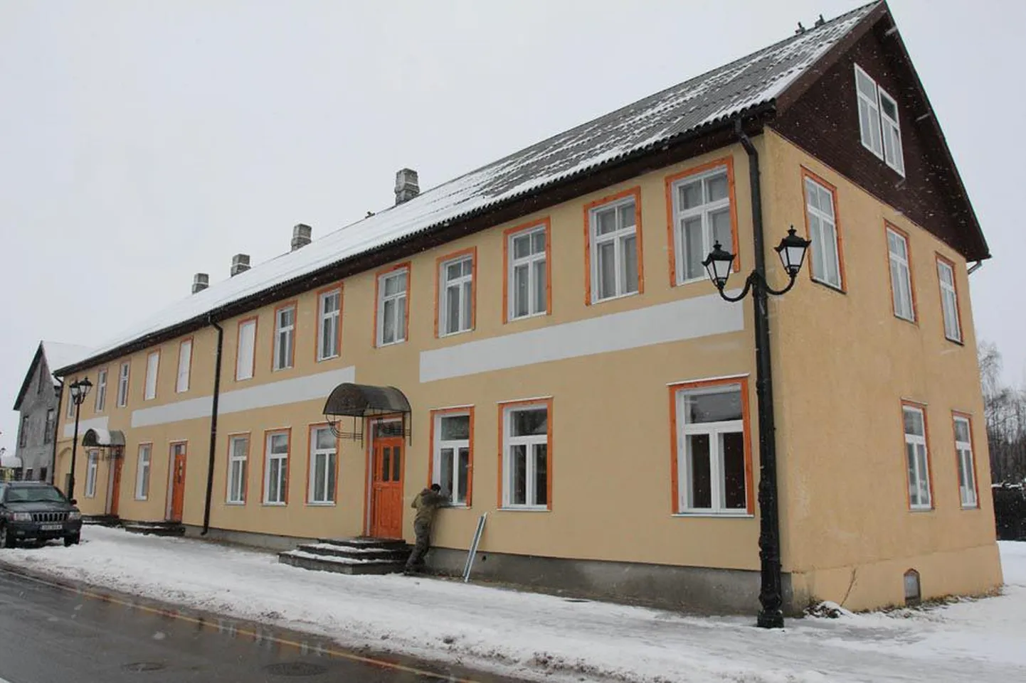 Mustla aleviku keskel seisev uhke maja on majesteetliku välimuse tagasi saanud.