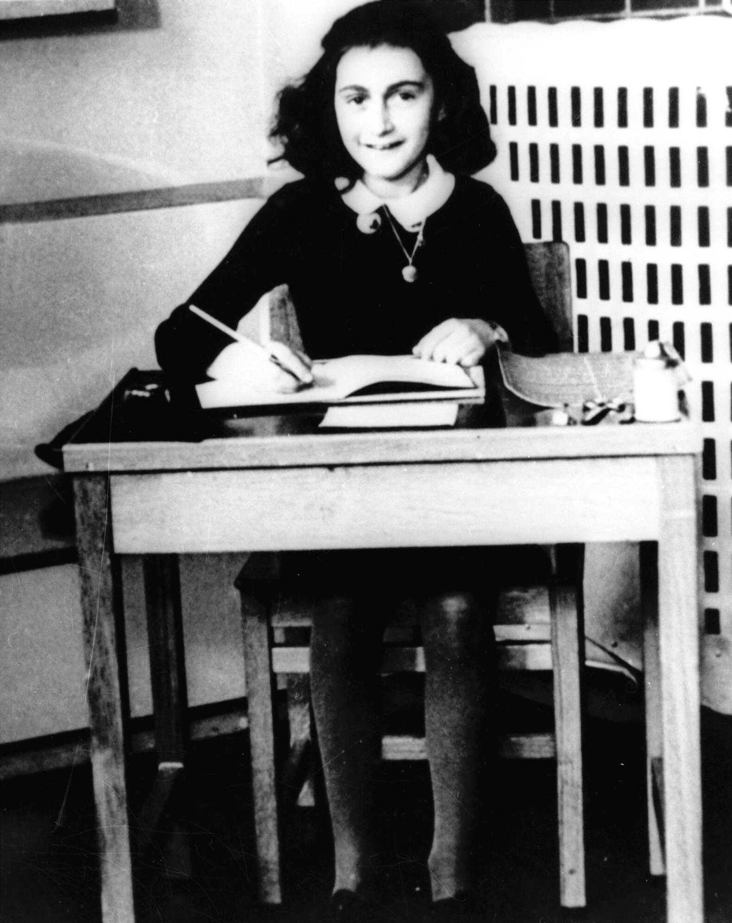 Anne Frank (1929–1945) dateerimata fotol