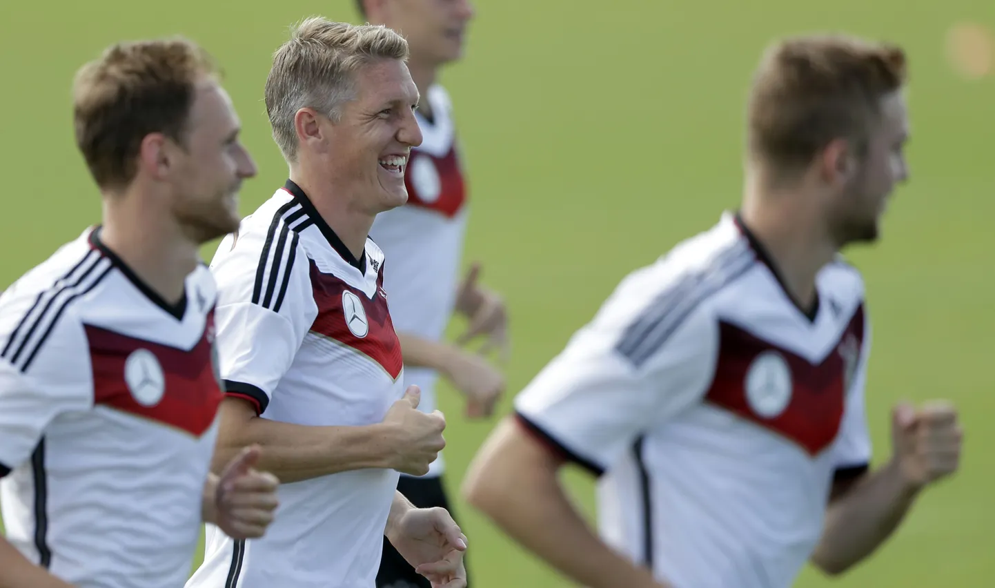 Bastian Schweinsteiger (keskel).