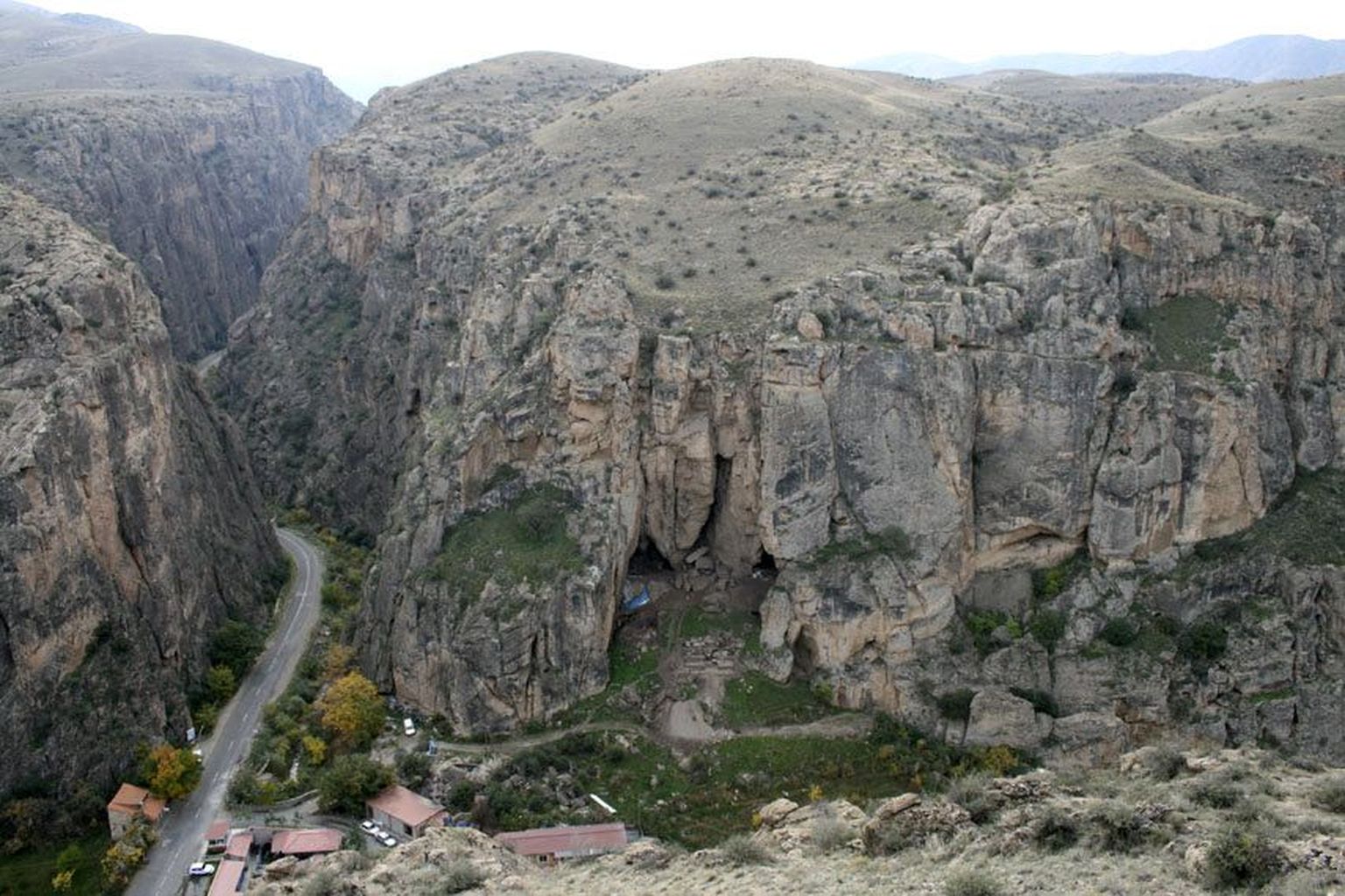 Areni-1 koobas, kust arheoloogid on leidnud mitmeid märkimisväärseid asju
