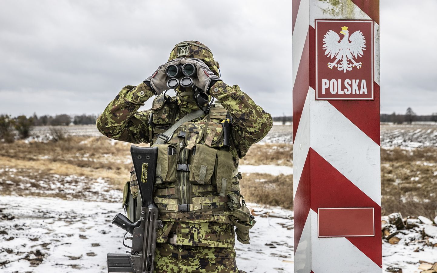 Kaitseliitlased Poola-Valgevene piiril piiritõkkeid rajamas.