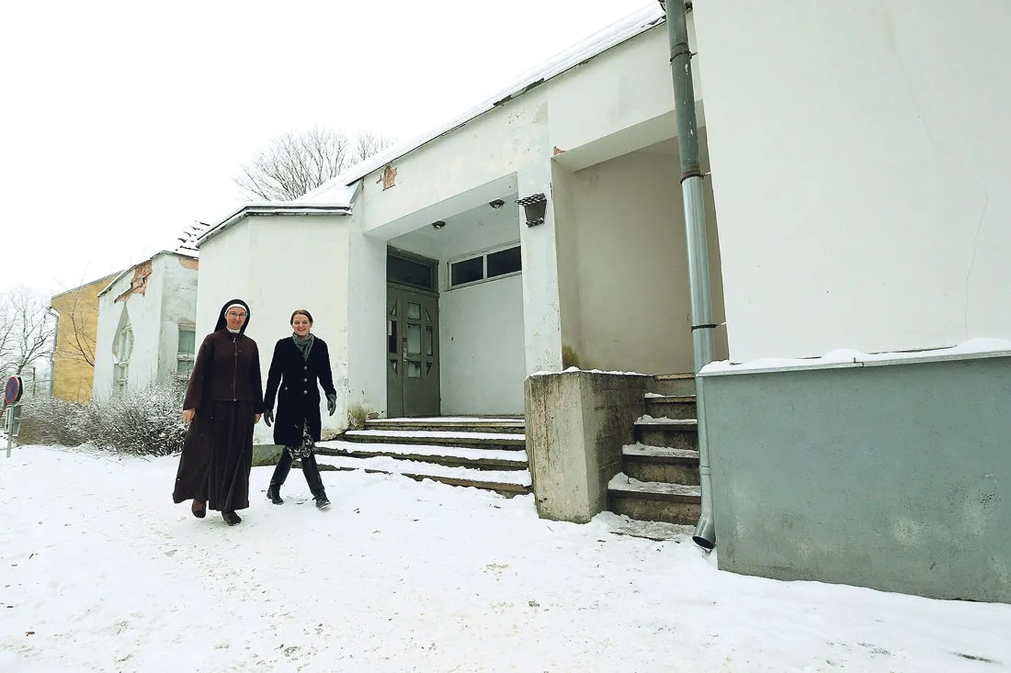 Tartu katoliku hariduskeskuse juhatuse liikmed õde Veronika (vasakul) ja Aleksandra Sooniste Veski 2 maja juures, milles nähakse tulevikus gümnaasiumihoonet.