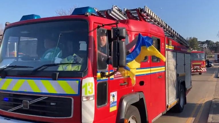 На головной пожарной машине колонны развевался украинский флаг