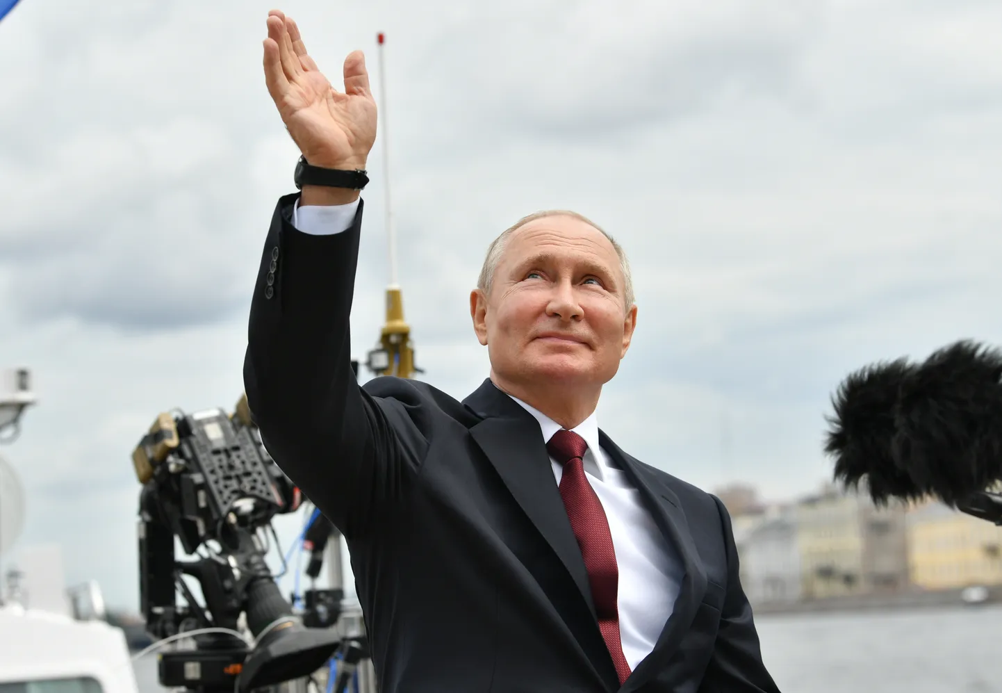 FOTO Putins slavē Krievijas Jūras spēku unikālo bruņojumu, kas ļauj dot ...