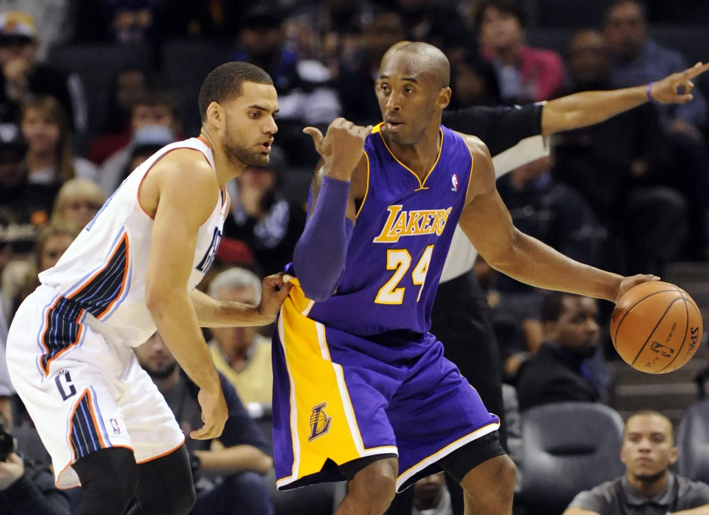 Jeffery Taylor (vasakul) katmas Kobe Bryantit.