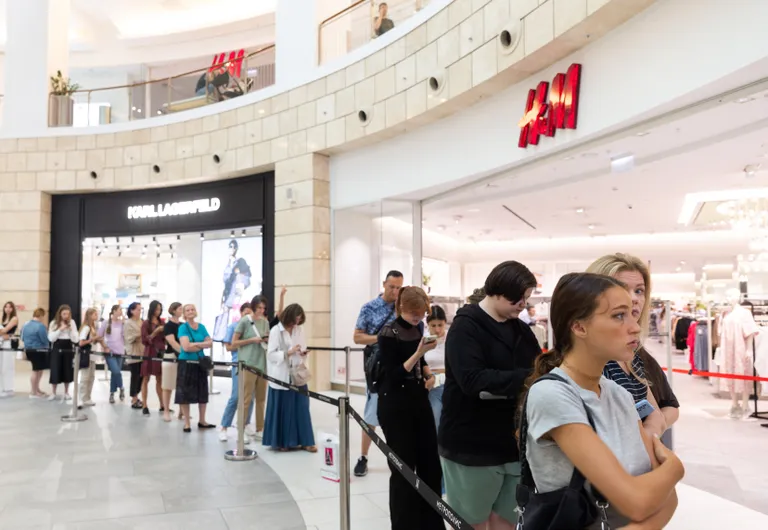 Ardievas H&M Krievijā: uz laiku atvērtajos veikalos Maskavā un Sanktpēterburgā veidojas garas rindas