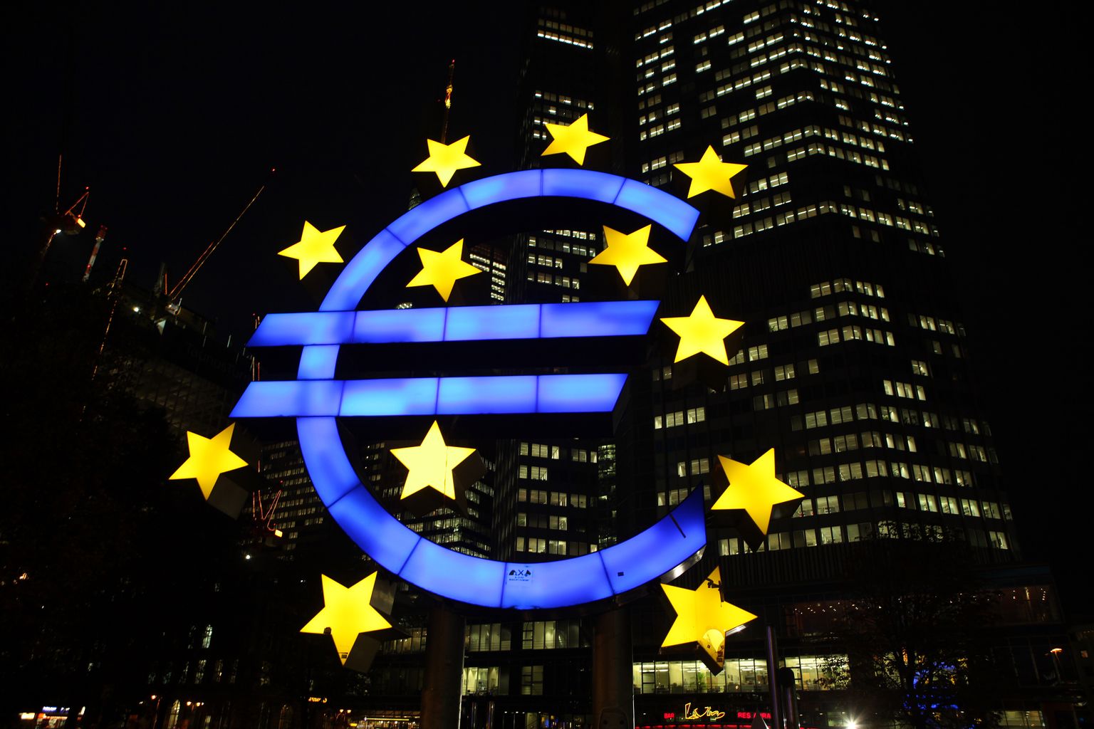 Eiro simbols pie Eiropas Centrālās bankas ēkas Frankfurtē.