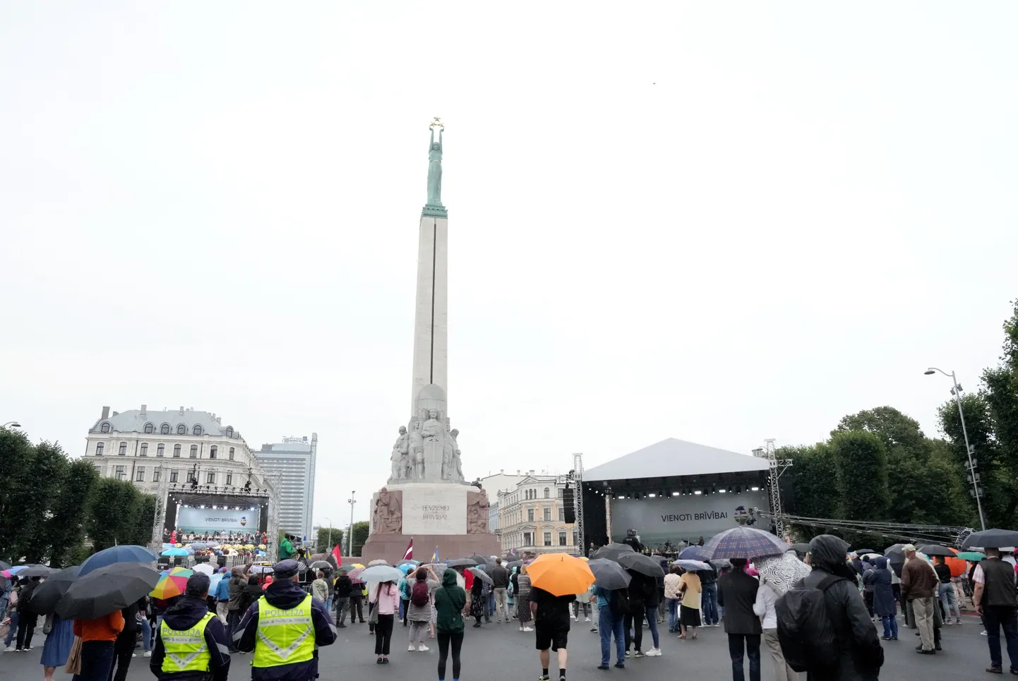 Baltijas ceļa 35. gadadienai veltīts koncerts "Vienoti brīvībai" laukumā pie Brīvības pieminekļa.