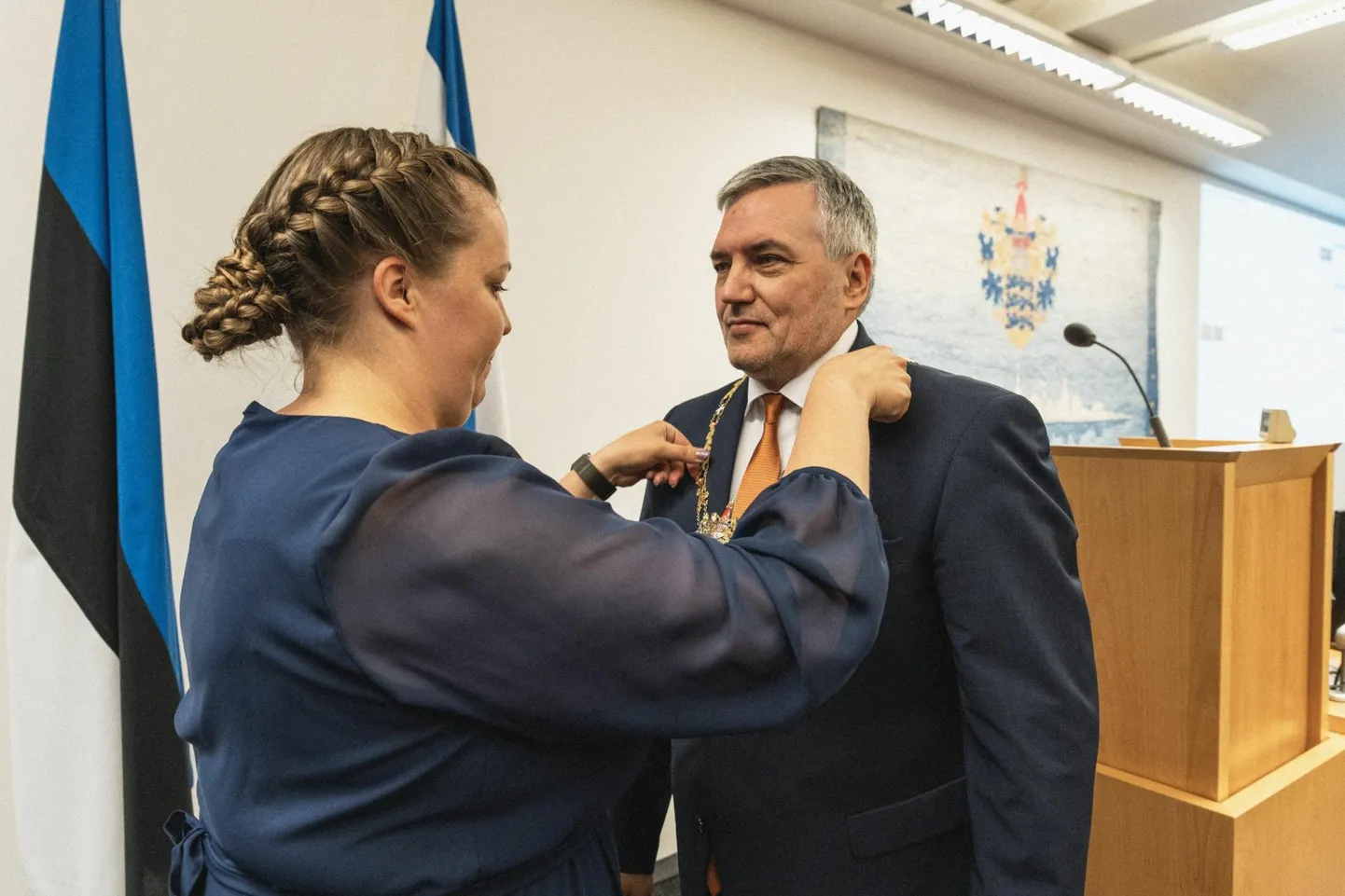 Praegune volikogu esimees Maris Sild riputas Toomas Kruusimäele kaela esimehe ametiketi.