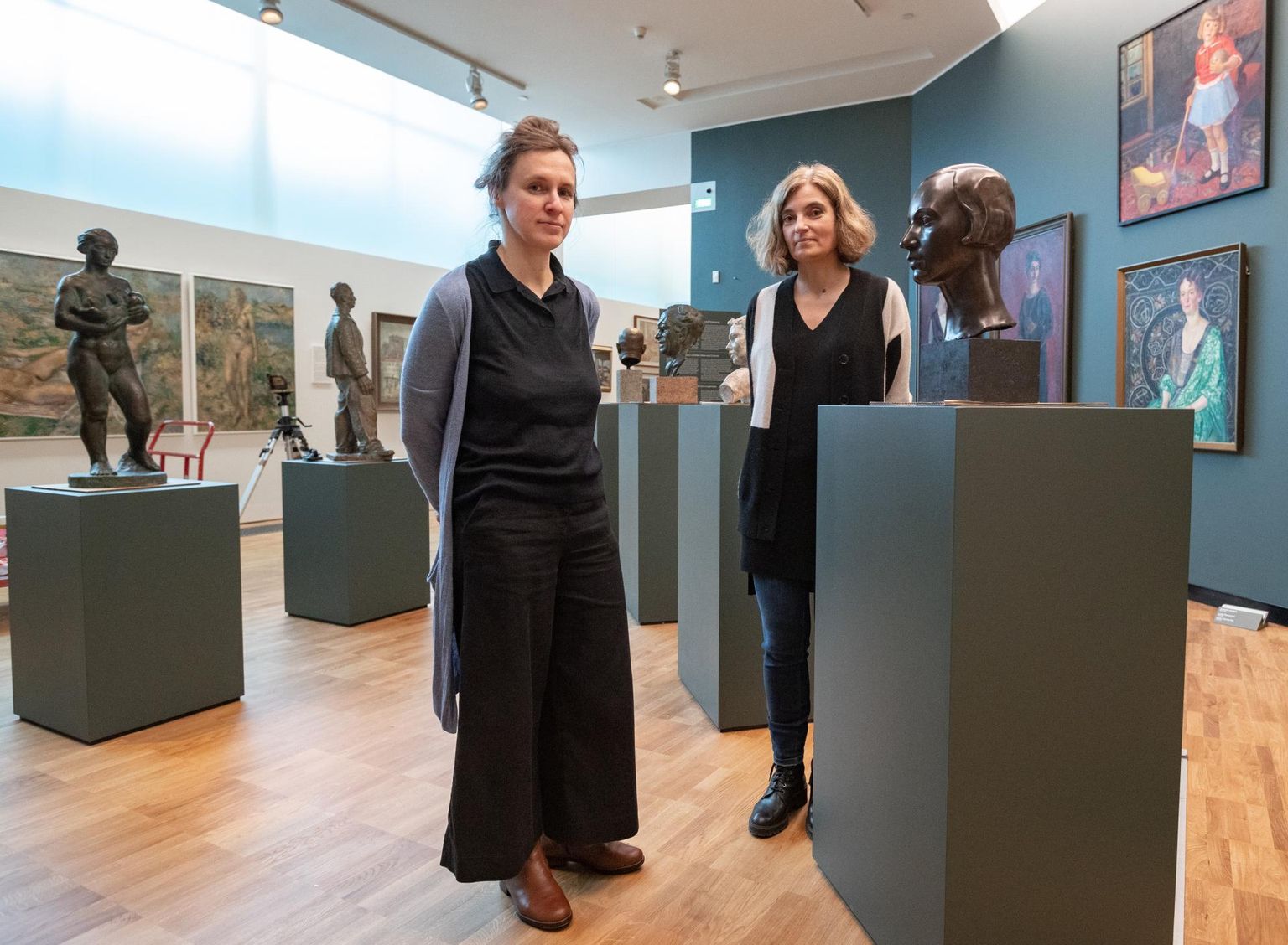 Kumu kunstimuuseumi uue püsiekspositsiooni kuraatorid Kadi Polli (paremal) ja Linda Kaljundi.