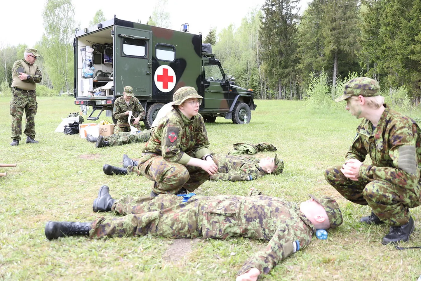 Metsalaagris õpivad koolinoored erinevaid sõjaväelisi oskusi.