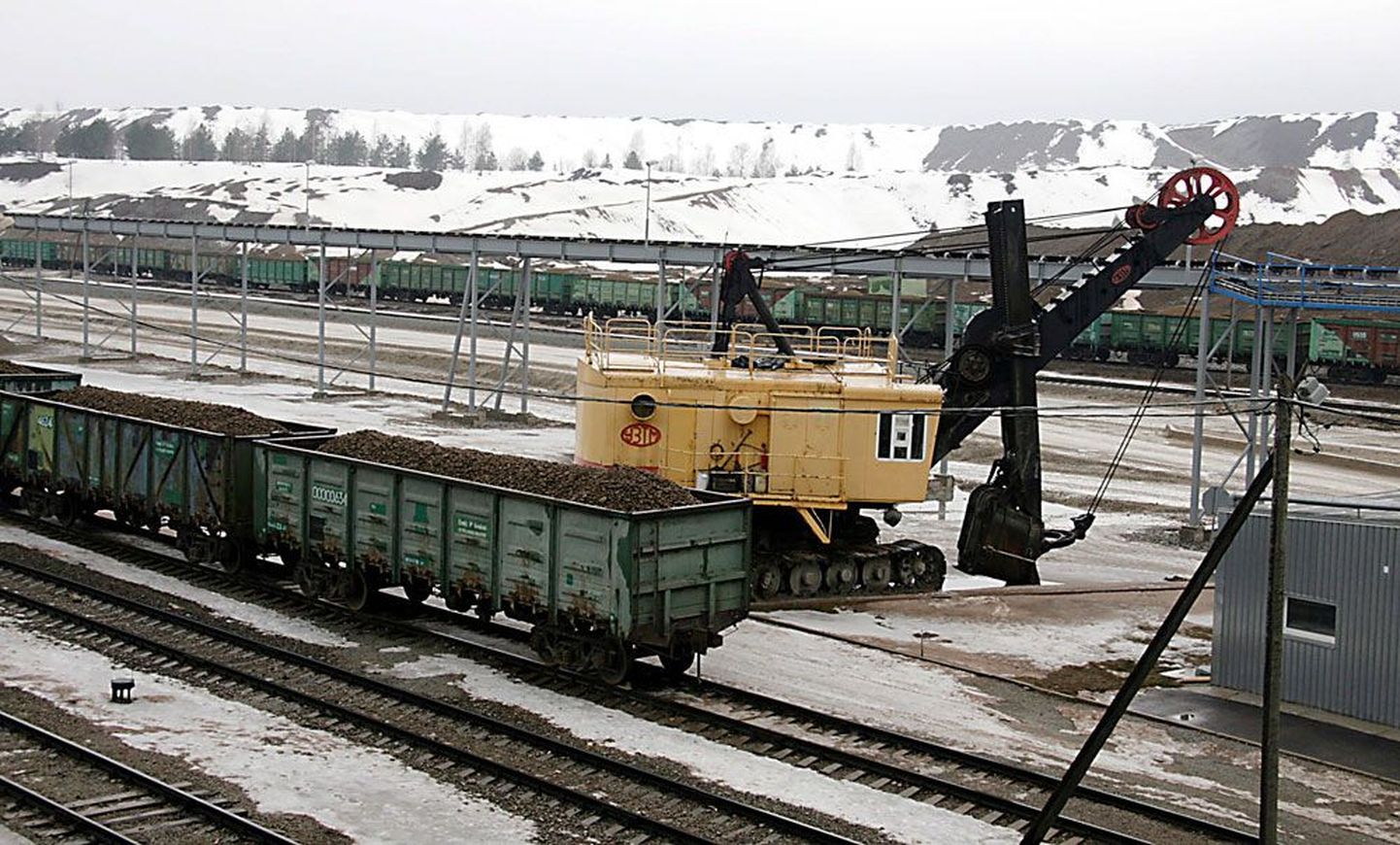 Estonia kaevanduse rikastamisvabriku raudtee ja taamal hiiglaslikud põlevkiviaunad. Samasugune pilt võib tulevikus avaneda Oandu külas.