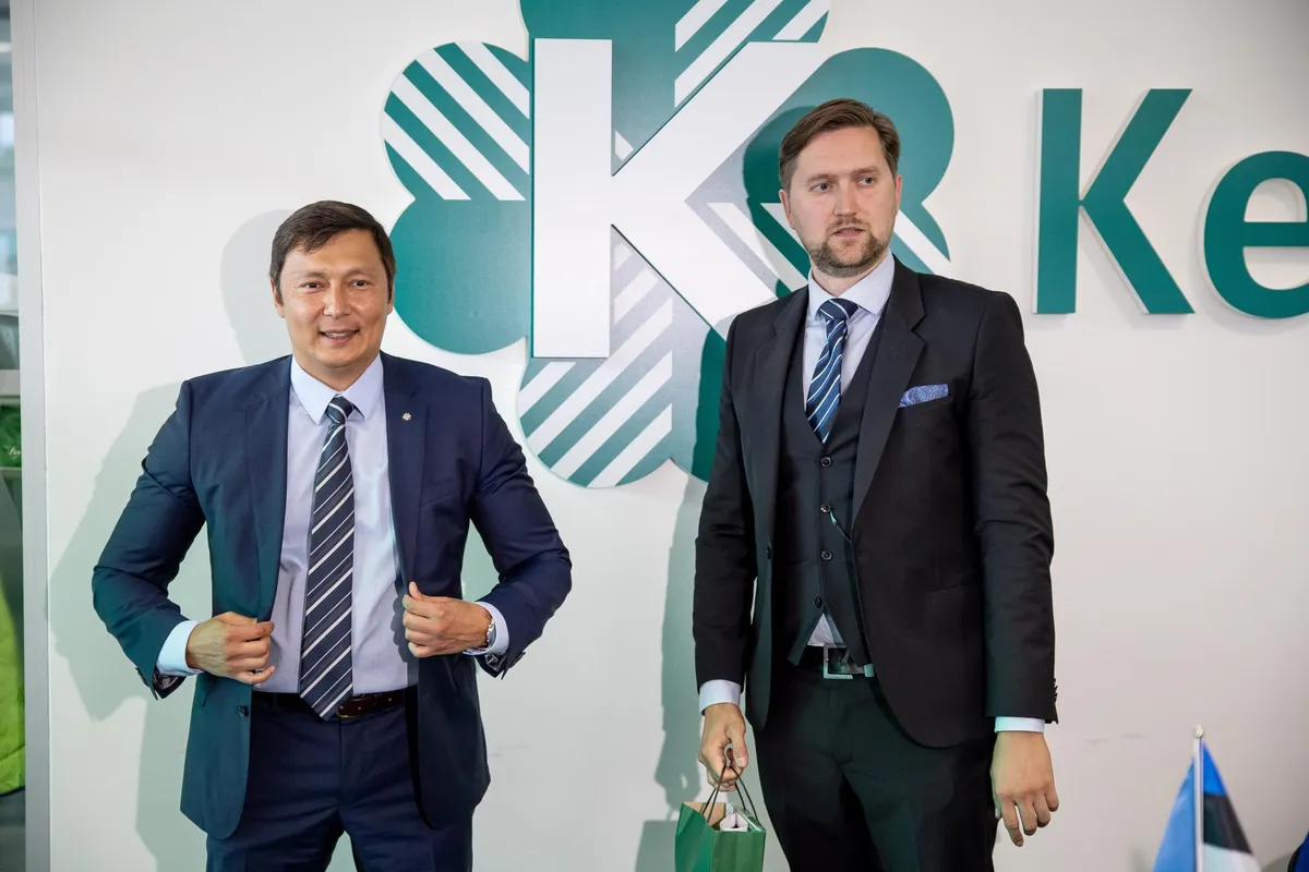 Председатель Центристской партии представляет нового члена Яака Мадисона.