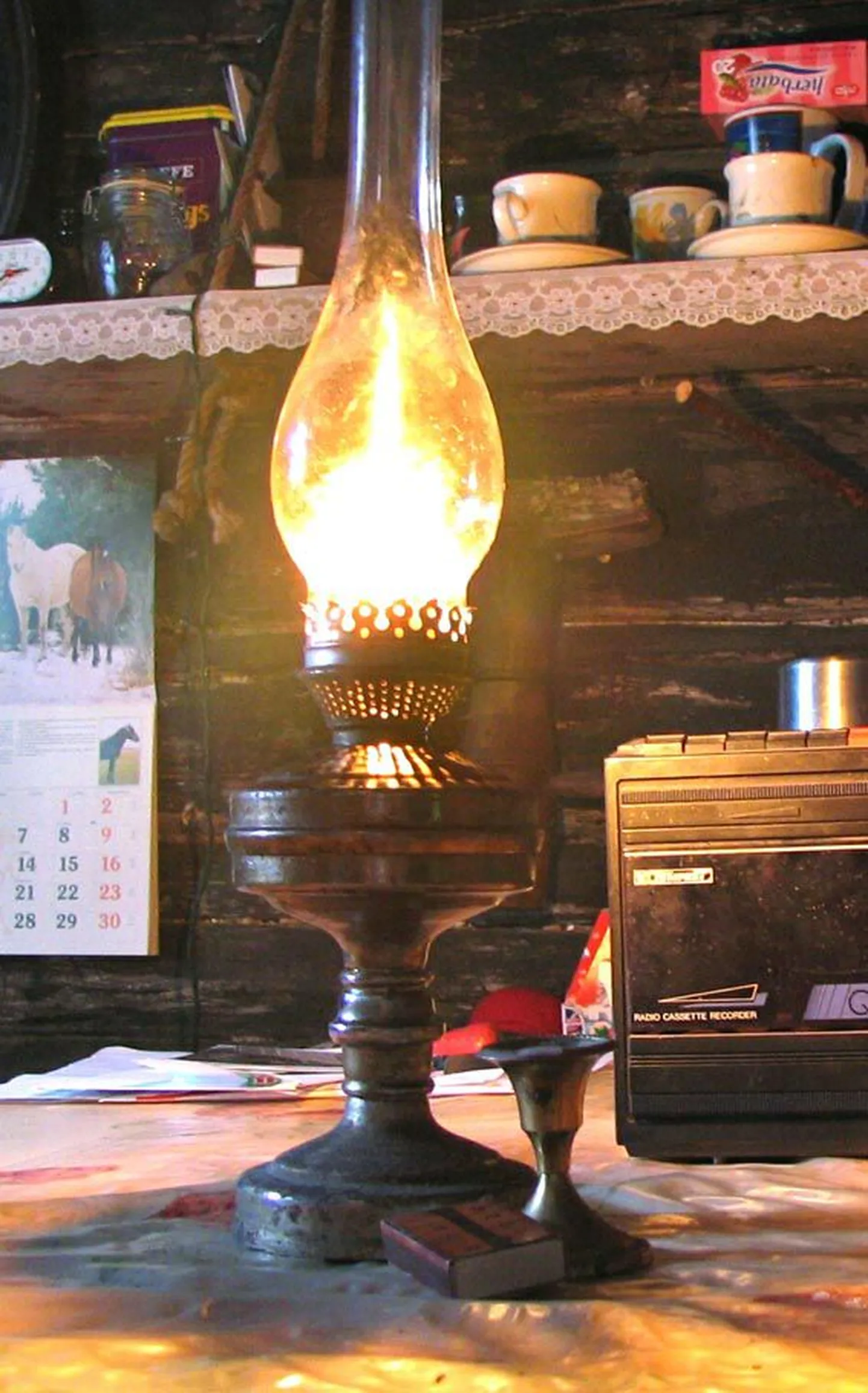 Elektrita majapidamises on abiks ka petrooleumilamp ja lauanurgal mängiv patareidega raadio.