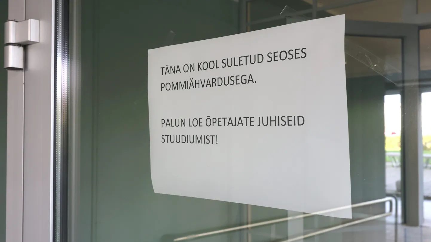 Täna öösel tehti paljudele Eesti haridusasutustele pommiähvardus. Teiste seas saatis see koju ka Tartu Kristjan Jaak Petersoni gümnaasiumi õpilased. Pildil pommiähvardusest teavitav silt kooli uksel.