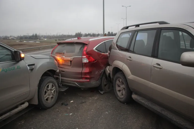 Hommikune ahelavarii seiskas Võru maantee viaduktil liikluse.