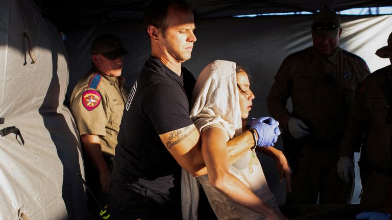 Пожарный в Техасе спасает девушку от теплового удара.