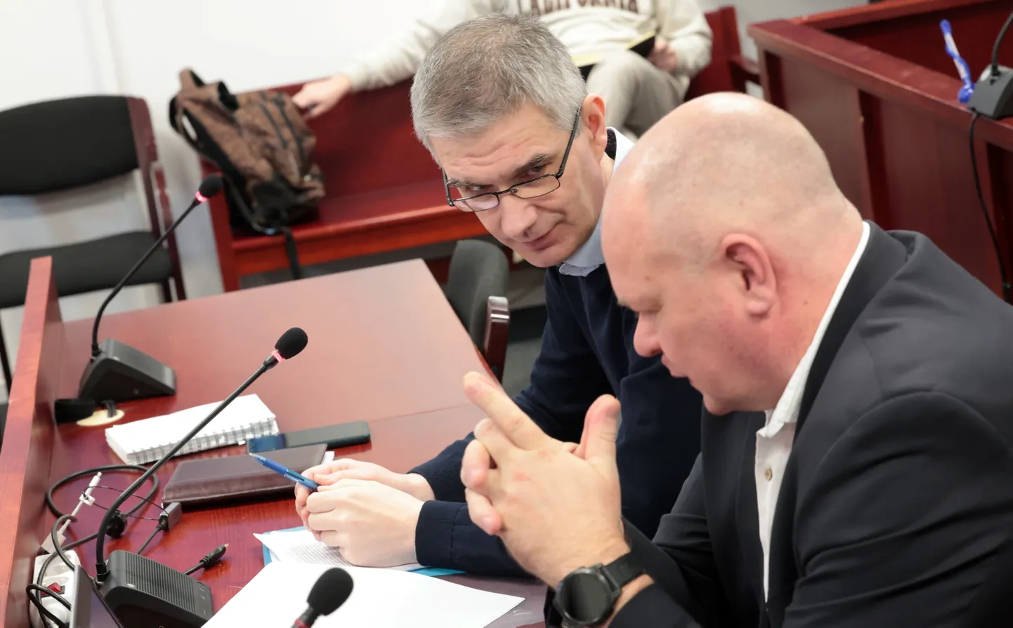 Deivis Kekiševi ja Maivo Kärdi kaitsjad kavatsevad asja kohtulikuks uurimiseks esitada dokumentaalseid tõendeid. Süüaluseid endid esmaspäeva hommikul kohtus kohal polnud.