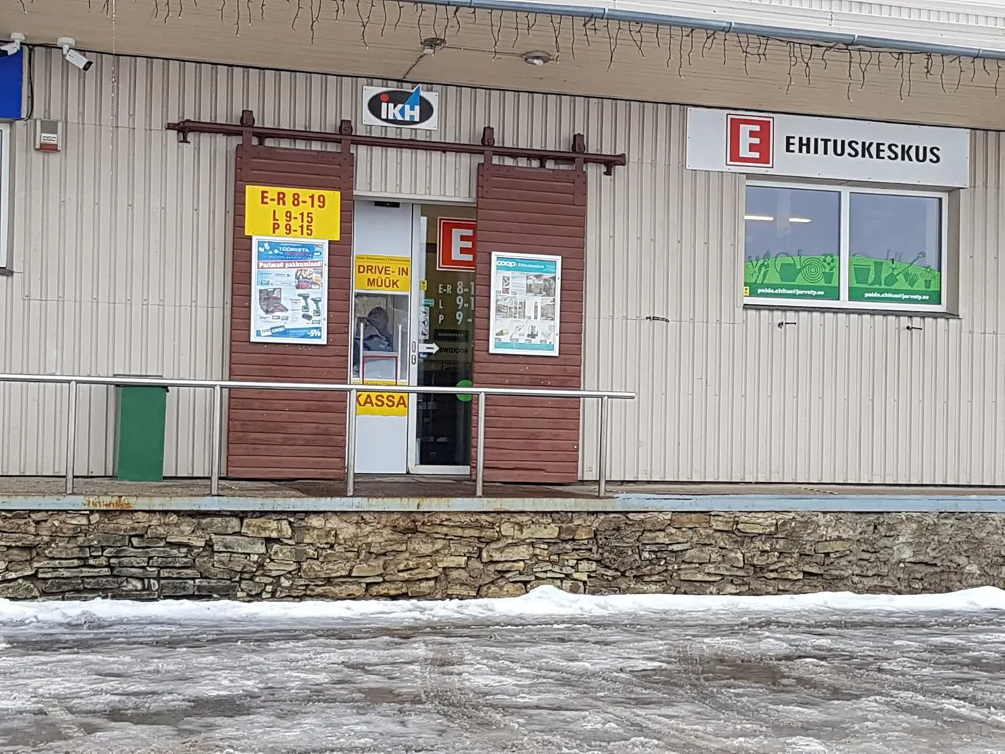 Paide ehituskauplus on sättinud sissesõidumüügiks kassa kaupluse uste vahele ja väljastab kaupa teisest uksest. Laupäeva hommikul oli seal siiski vaikne.