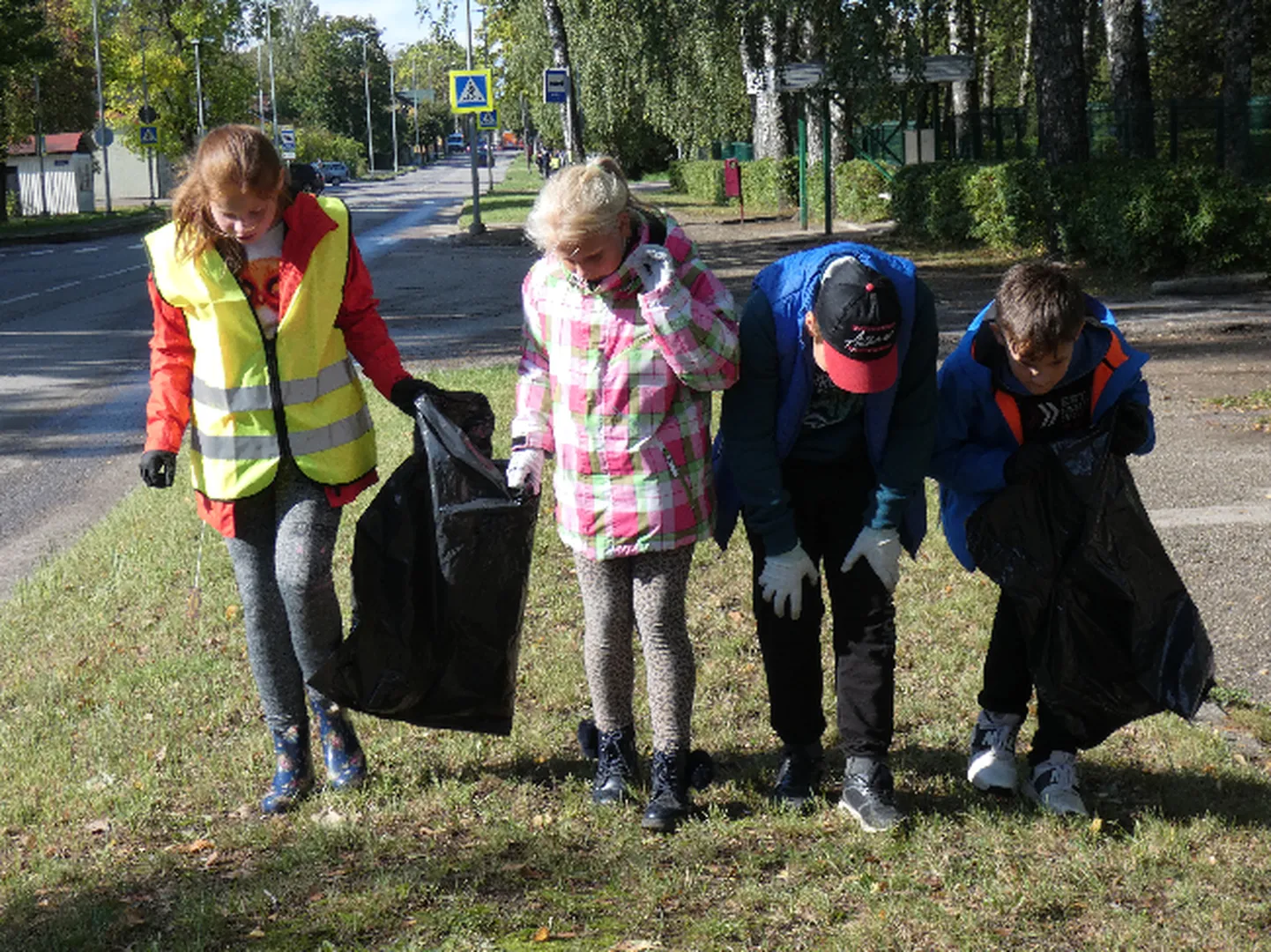 Valga Priimetsa kooli õpetajad ja õpilased koristasid reedel kooli ümbrusest prahti.