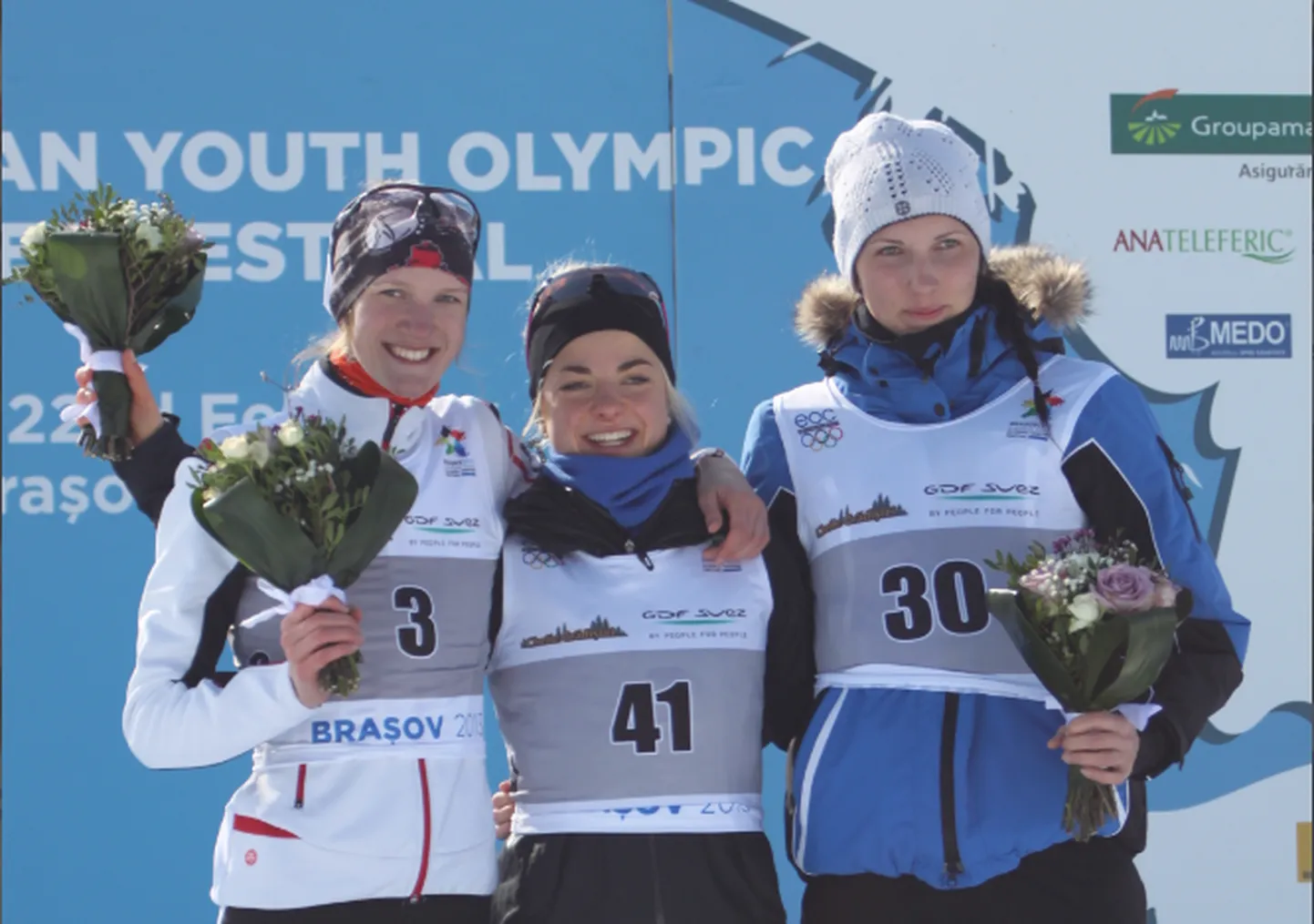 Tuuli Tomingas (paremal) poodiumi kolmandal astmel