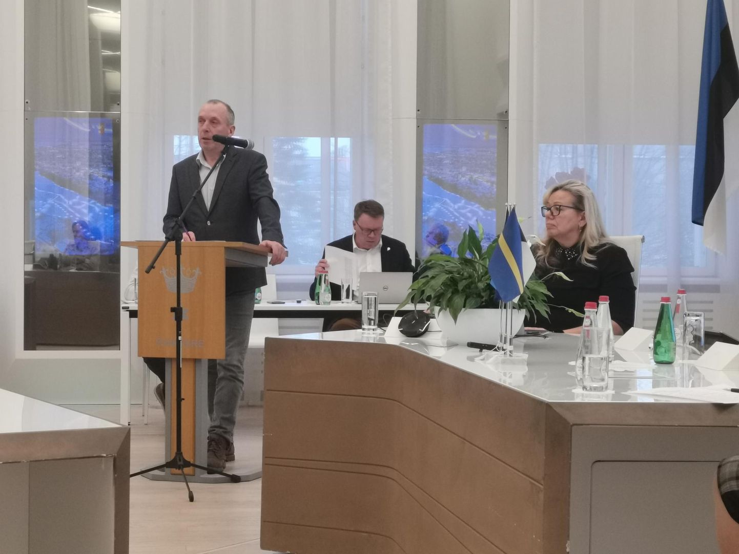 Neeme-Jaak Paap Rakvere linnavolikogu istungil päevakorrapunkti esitamas.