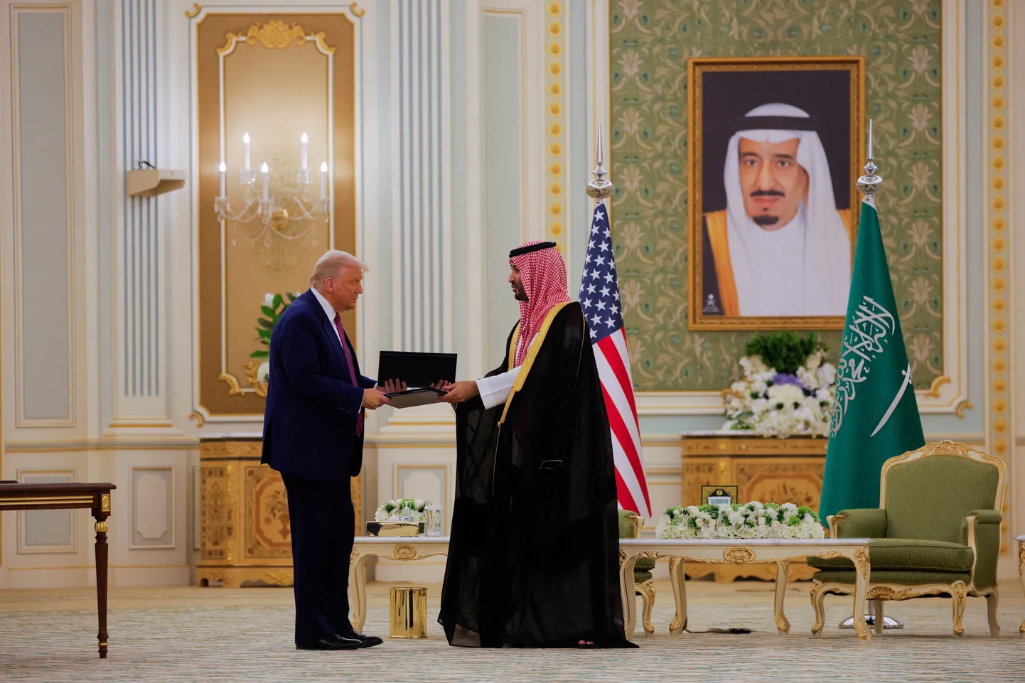 Дональд Трамп встретился в столице Саудовской Аравии Эр-Рияде с главой королевства, наследным принцем Мухаммедом бин Салманом.