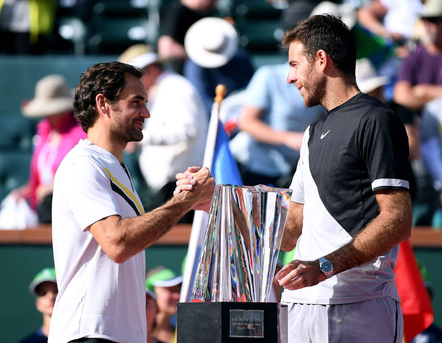Roger Federer õnnitlemas värsket Indian Wellsi meistrit Juan Martin del Potrot