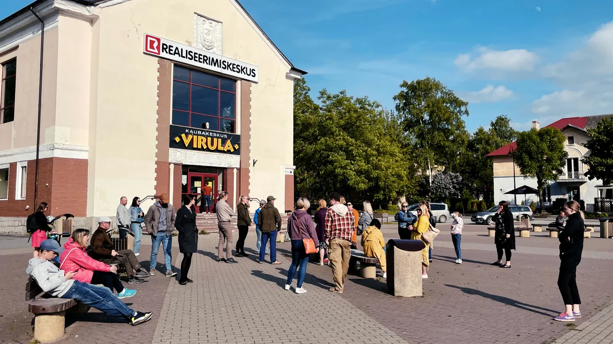 Jalutuskäigust osavõtjad Kohtla-Järve Virula väljakul