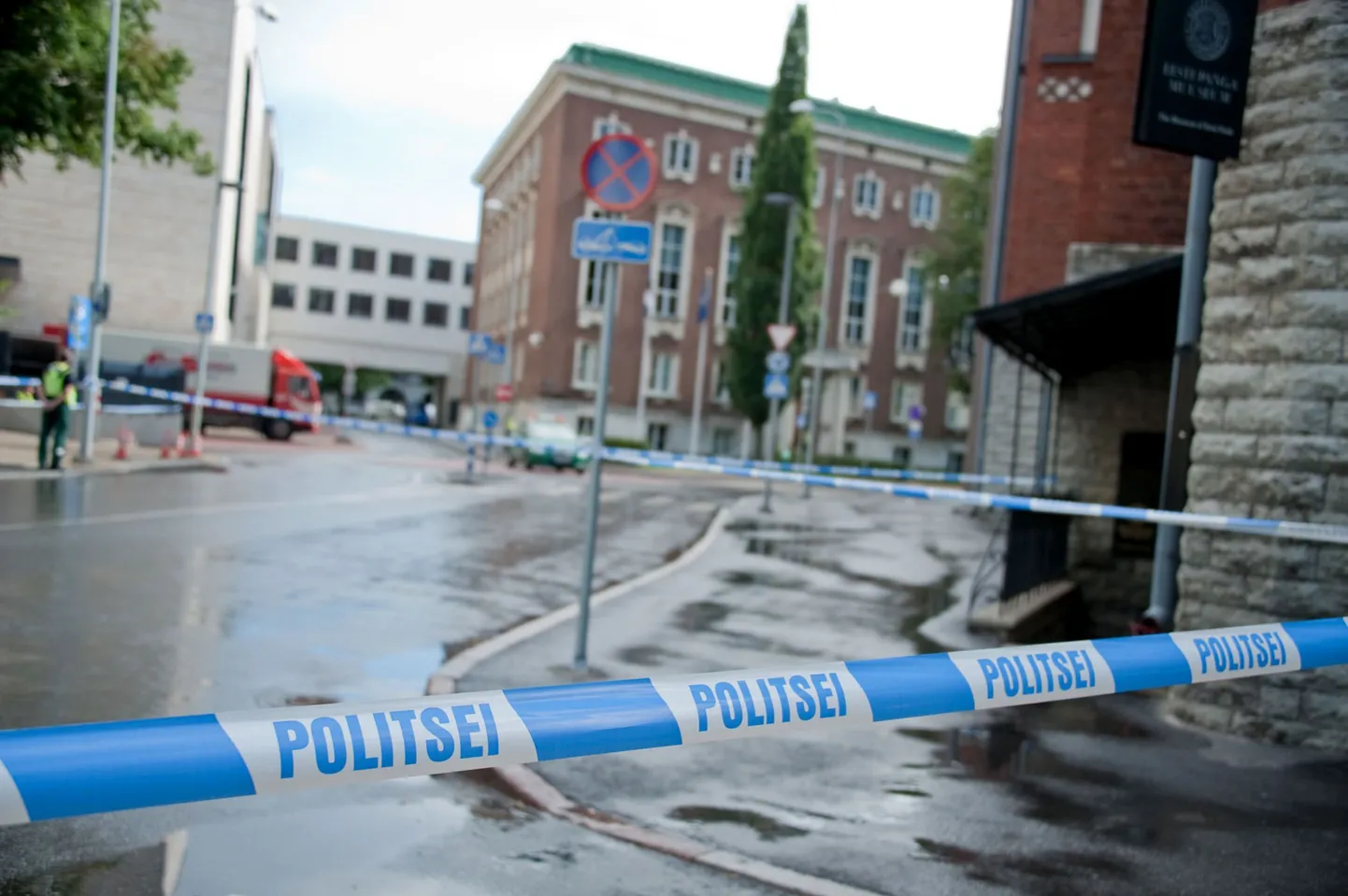 Politseilintidega piiratud kaitseministeeriumi hoone.