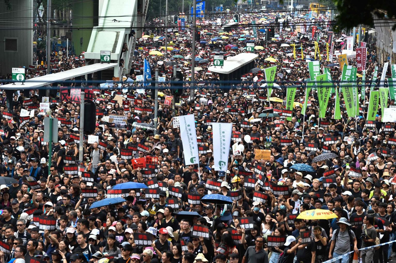 Korraldajate sõnul avaldas Hongkongis eile väljaandmisseaduse vastu meelt kaks miljonit inimest. 