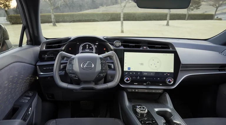 Lexus RZ 450e on uhiuus täiselektriline linnadžiip.