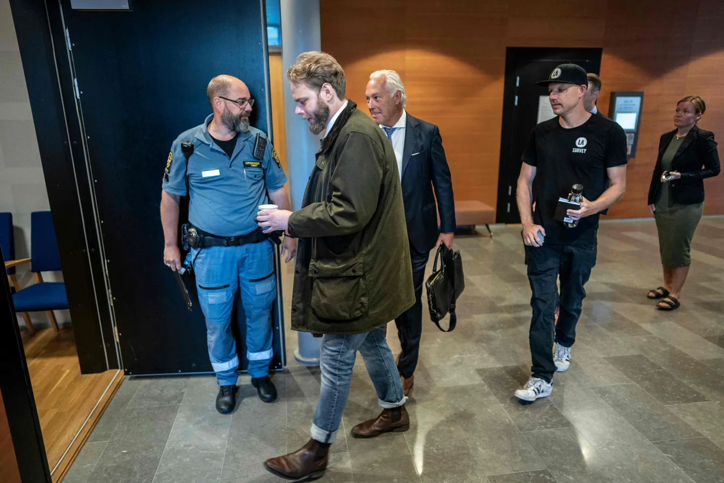 Henrik Evertsson (rohelise jopega) ja Linus Andersson (musta T-särgi ja nokamütsiga) Göteborgi kohtus.