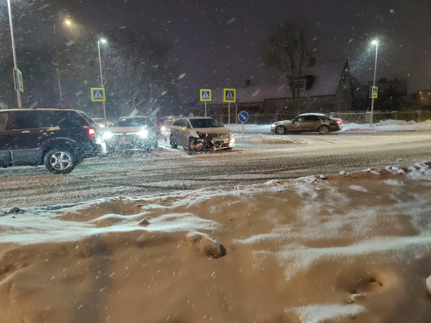 Karja tänavalt tulnud sõiduauto põrutas otsa peateel liikunud liinibussile.