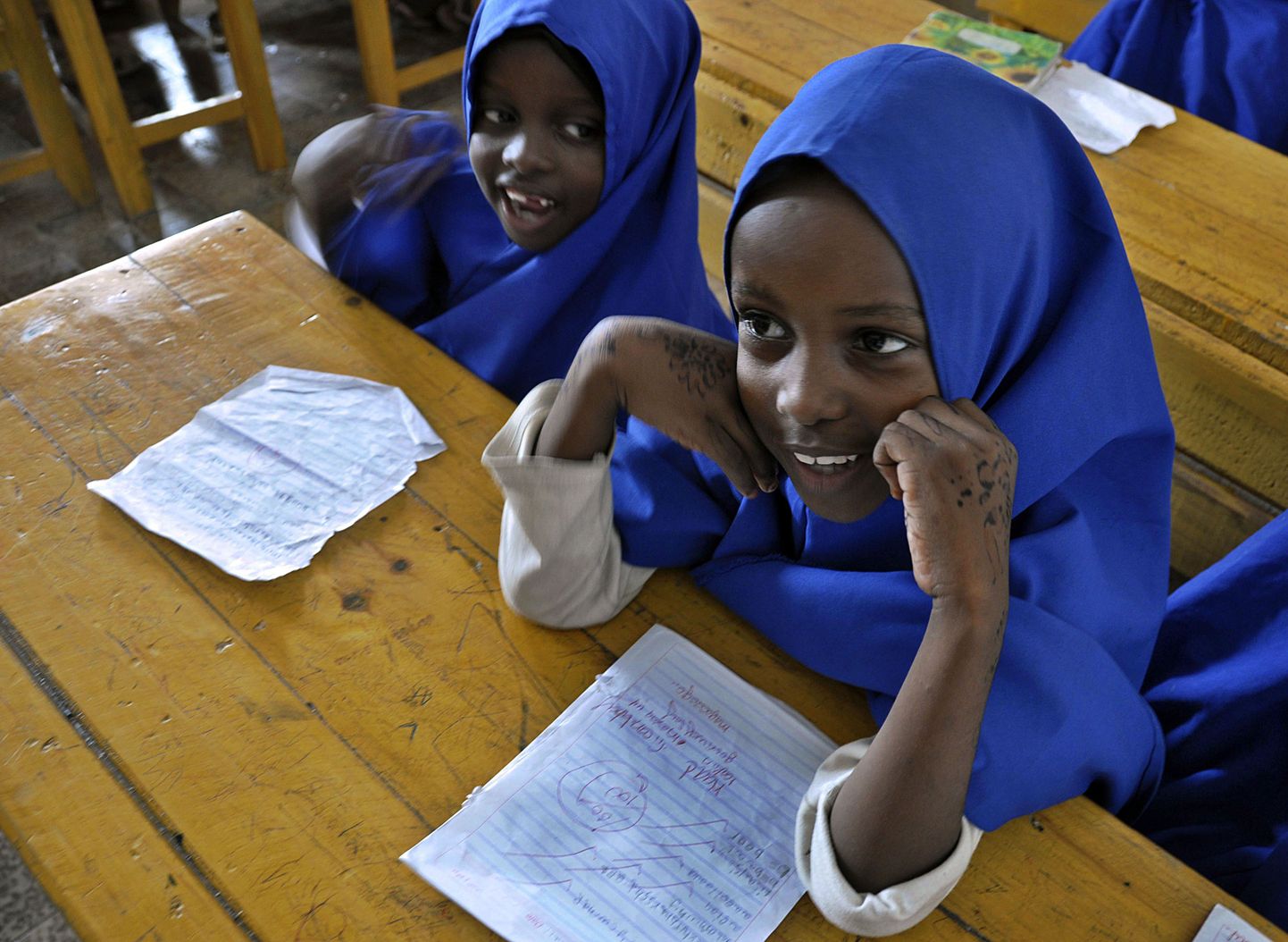 Somaalia sisepõgenikest tüdrukud koolipingis.