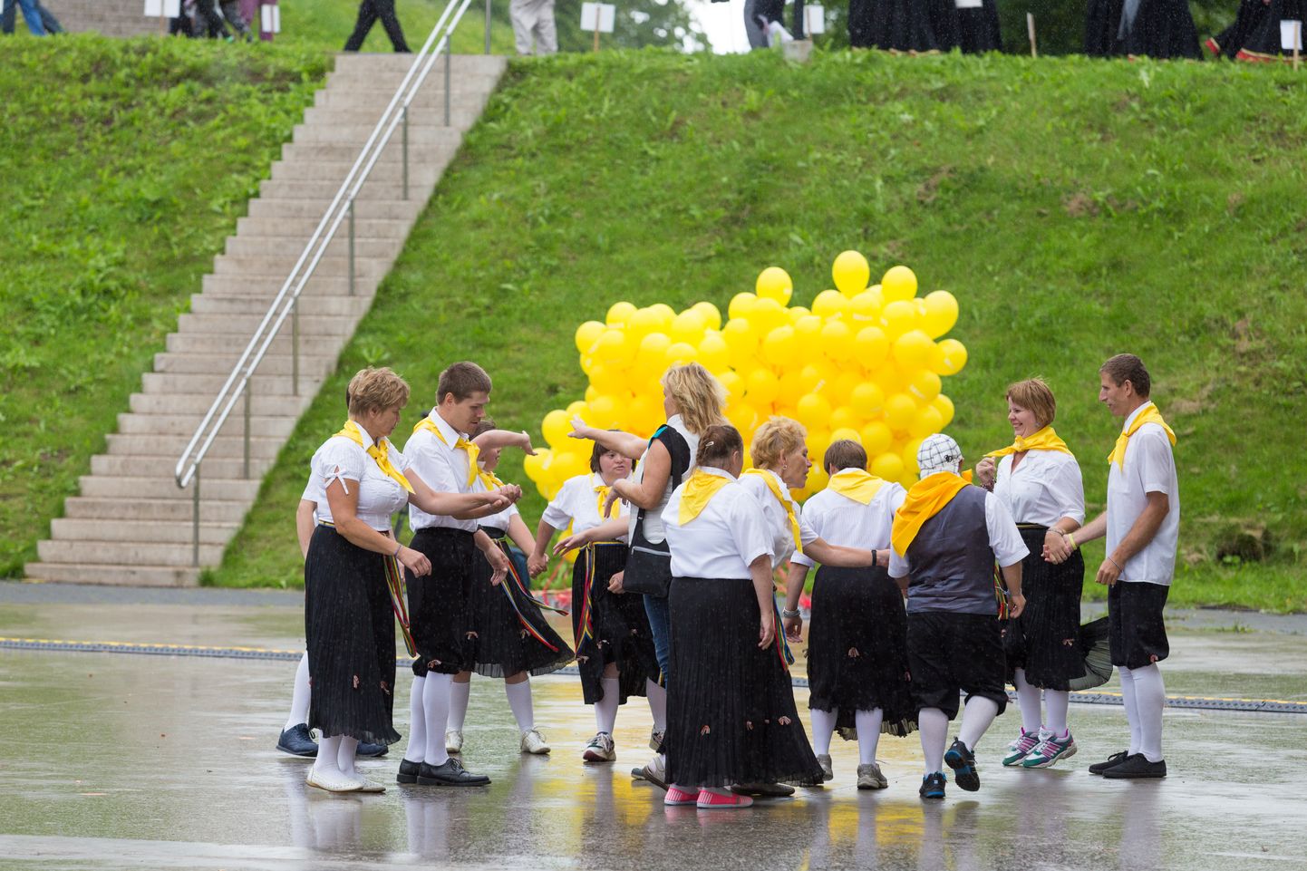 Viljandi lauluväljakul toimub kümnes üleriigiline erivajadustega inimeste laulu- ja tantsupidu.