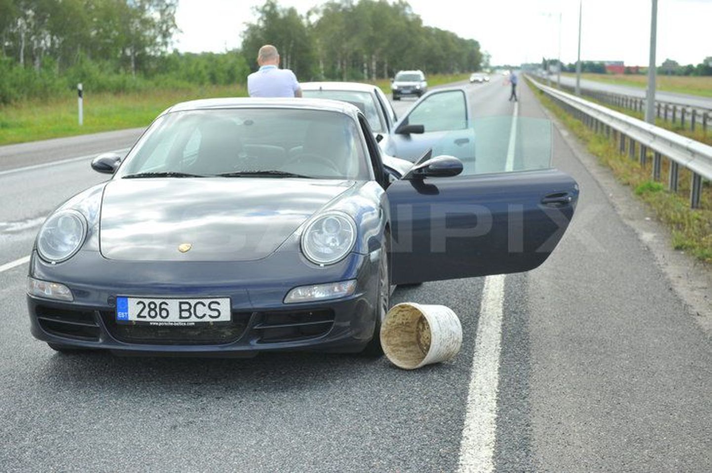 Авария: Porsche и ведро.