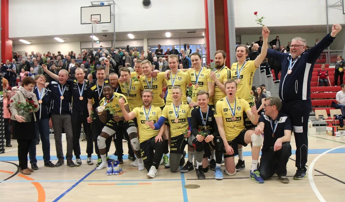 Sampo Volley medalivõitu tähistamas, Andrus Raadik üleval paremalt seitsmes.