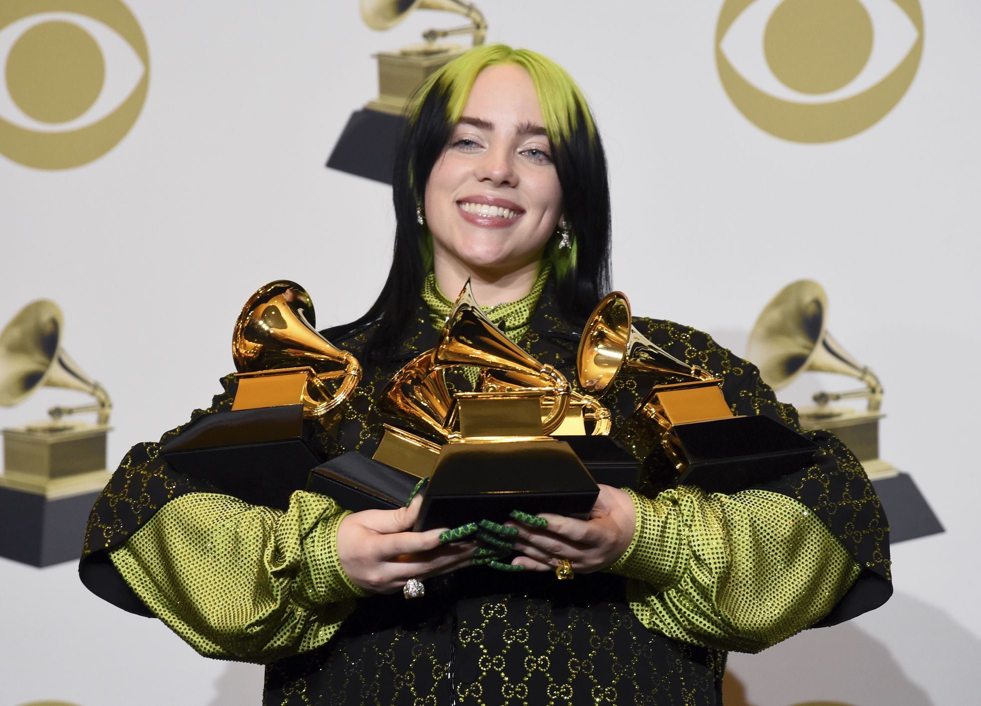 2020. gada 26. janvāris. Amerikāņu popmūziķe Bilija Eiliša triumfē "Grammy" balvu pasniegšanas ceremonijā, saņemot visas četras galvenās ceremonijas godalgas, arī prestižo apbalvojumu "Gada albums".