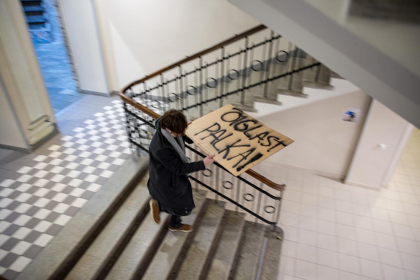 Esmaspäeval ei tormanud Tallinna 21. koolist Toompeale õpetajate kõnekoosolekule mitte ainult pedagoogid, vaid ka neid toetavad õpilased, kaasas vastvalminud plakatid. 