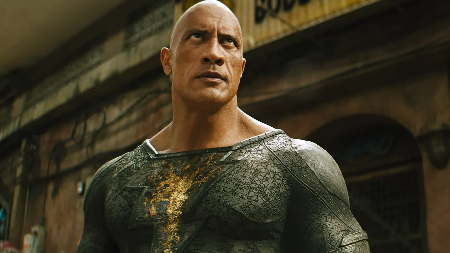 Tuntud koomiksikirjaniku ja mänguasjatootja Todd McFarlane’i sõnul palus Dwayne «The Rock» Johnson, et tema tegelaskuju Black Adami järgi loodud mängufiguuril oleks üks omadus, mis teeks ta selgemini ära tuntavaks.